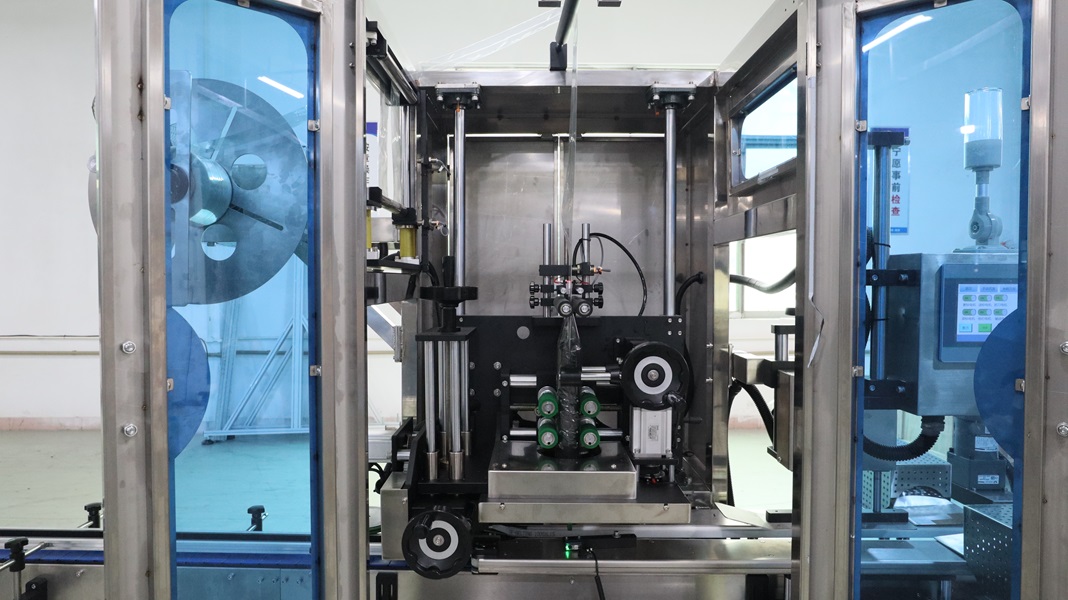 礦泉水瓶口套標機,瓶口套標機,全自動套標機生產(chǎn)廠家,佼佼者自動化