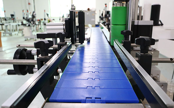 全自動圓瓶貼標機,圓瓶貼標設備,佼佼者貼標機生產廠家